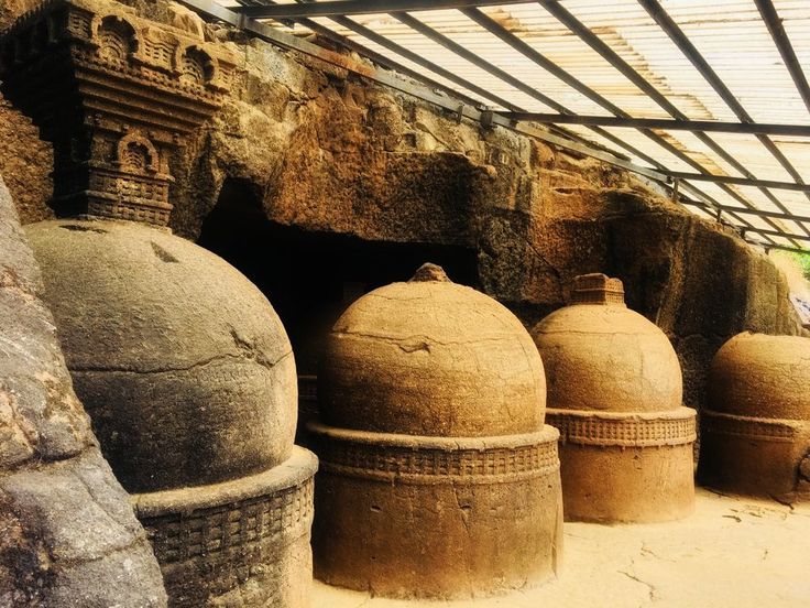 The Stūpas of the Buddhist Dead: The making of the Memorial Gallery at Bhaja and the practice of ‘Guru’ Worship
